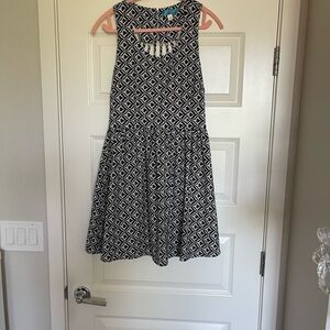 DRESS IN BLACK AND WHITE MADE BY BUTTONS SIZE LARGE EUC (128)